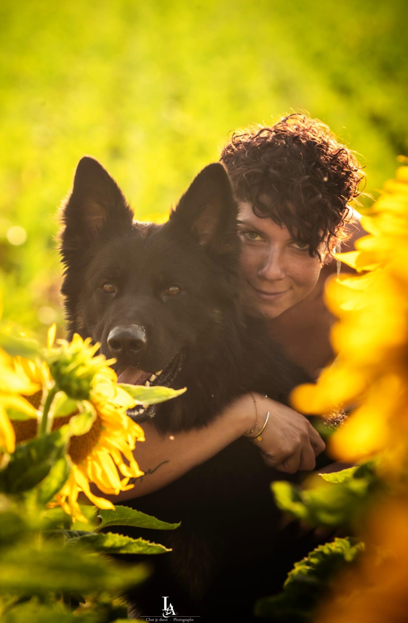 Camille KNAB avec son chien dans un champ de tournesols